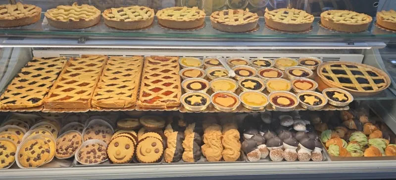 La vetrina di Panfruit con crostate, crostatine e biscotti