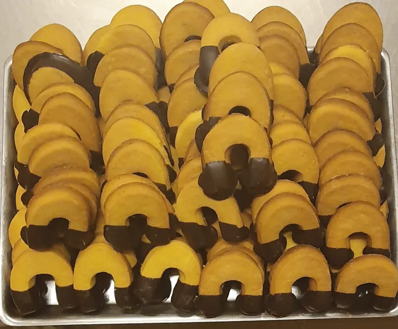 Frollini a ferro di cavallo con le punte nel cioccolato