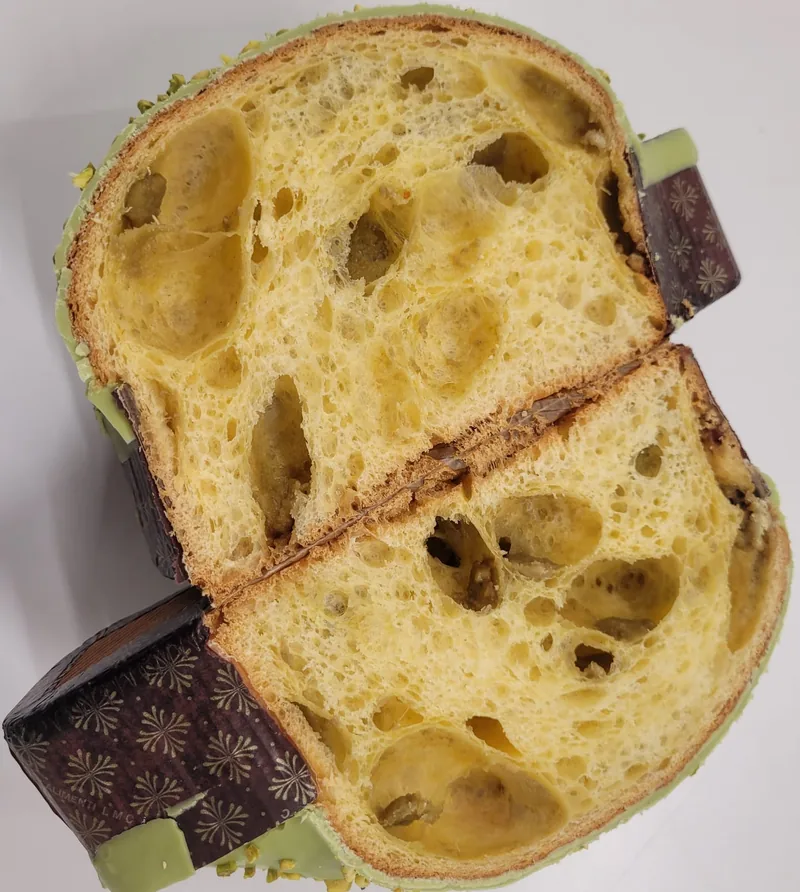 La colomba al pistacchio tagliata a metà: la mollica alveolata