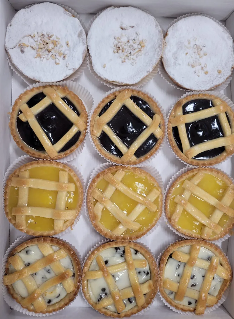 Dodici crostatine in quattro gusti: torta della nonna, mirtilli, crema e ricotta