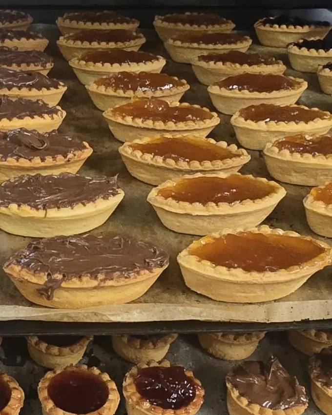 Crostatine alla marmellata e alla crema di nocciole sul carrello
