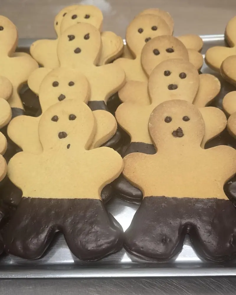Omini di frolla con i piedi intinti nel cioccolato