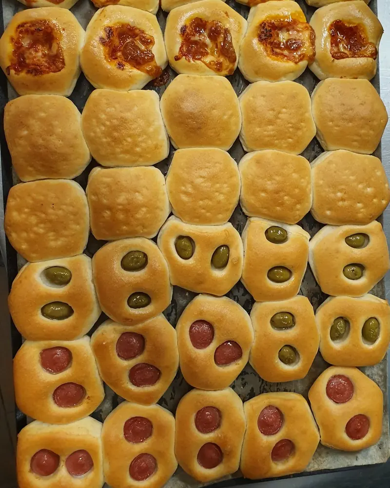 Teglia di pizzette e focaccine alle olive e al würstel