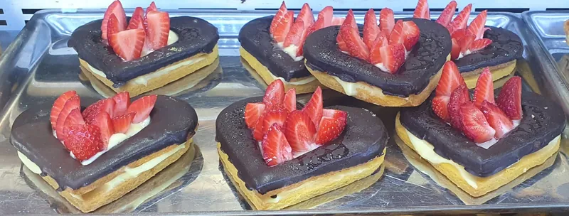 Cuori di frolla con crema pasticcera, bordo di cioccolato e fragole