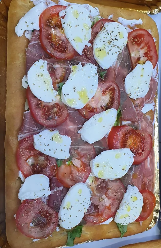 Focaccia farcita con crudo, mozzarella e pomodoro