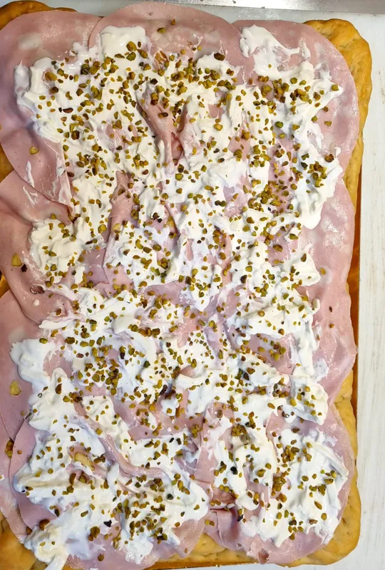 Focaccia con mortadella, stracciatella e granella di pistacchio