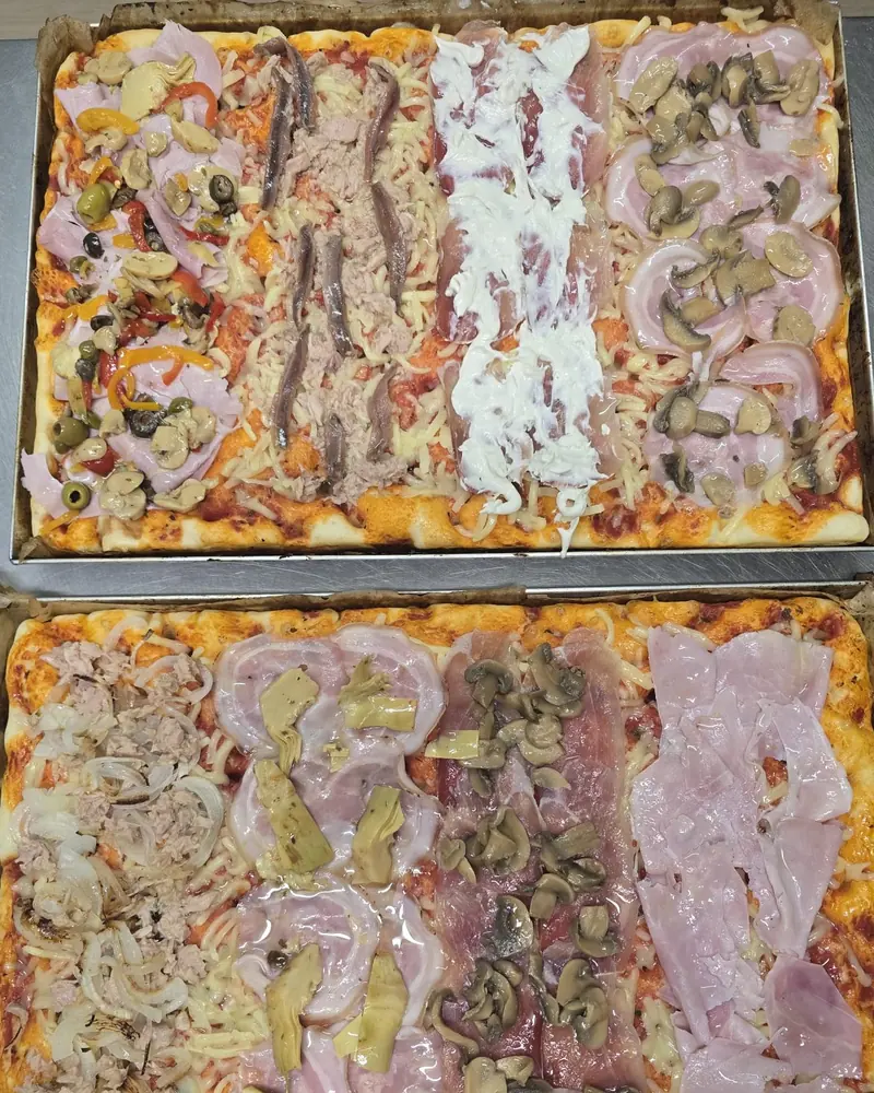 Due teglie di pizza a più gusti nel laboratorio